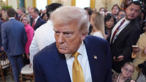 美國總統特朗普在白宮東廳簽署法案后離開現場。