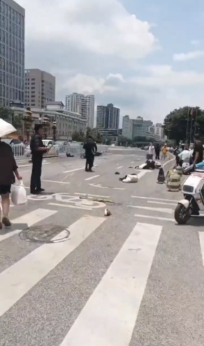 越野車昆明鬧市撞行人逃逸