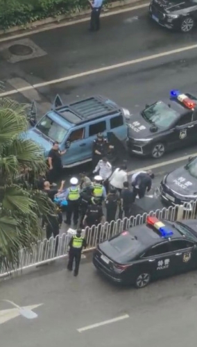 越野車昆明鬧市撞行人逃逸1