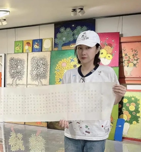 近日王麗萍和兒子吳費曼到了杭州旅游，并去了學畫畫。