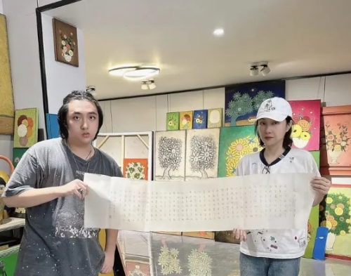 王麗萍和兒子吳費曼大寫書法。