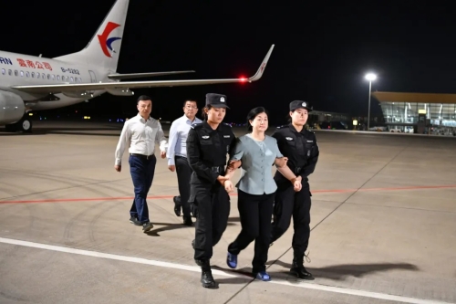 “百名紅通人員”周靜華被引渡回國