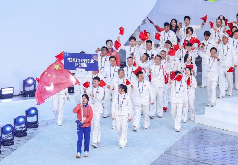 7月16日，中國代表團在開幕式上入場。