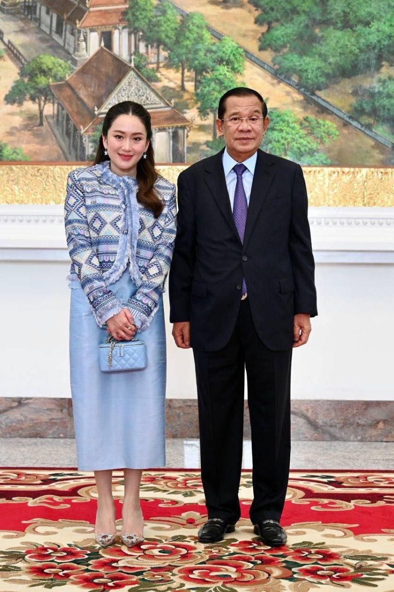 洪森貼出與他信女兒佩通坦的合照。