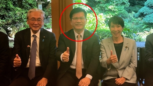 臺灣外長林佳龍（紅圈）訪日，外交部亞洲司司長劉勁松25日緊急約談日本駐中使館首席公使橫地晃。