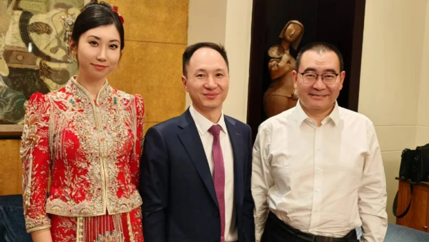 賀建奎妻子Cathy Tie秀海量合影。