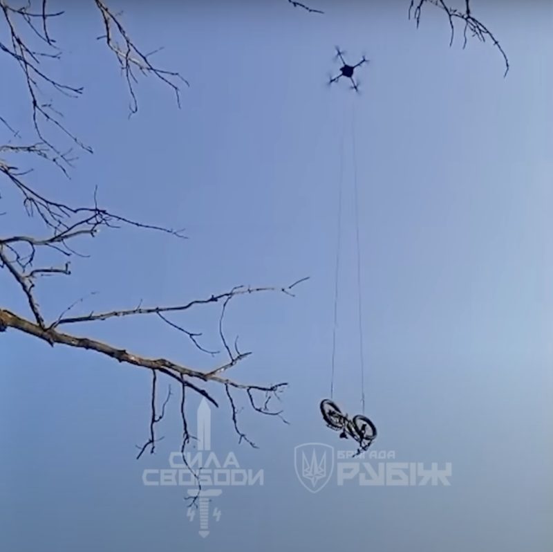 烏方發布的視頻顯示，無人機正投下一輛電動自行車