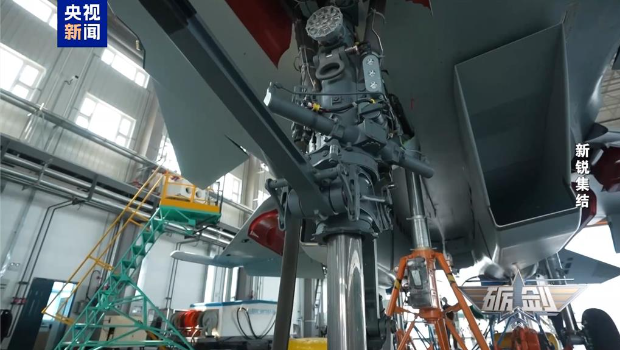 殲-15T粗壯的的前起落架。