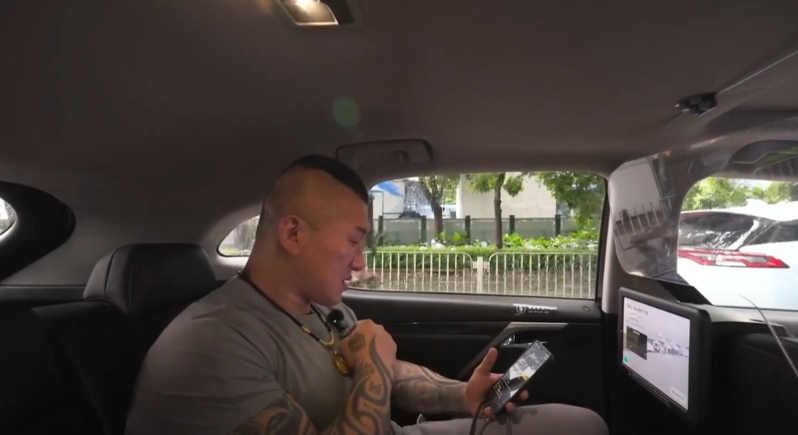 館長體驗搭乘“小馬智行”無人自動駕駛計程車，期間他不斷稱“很害怕、小心”。