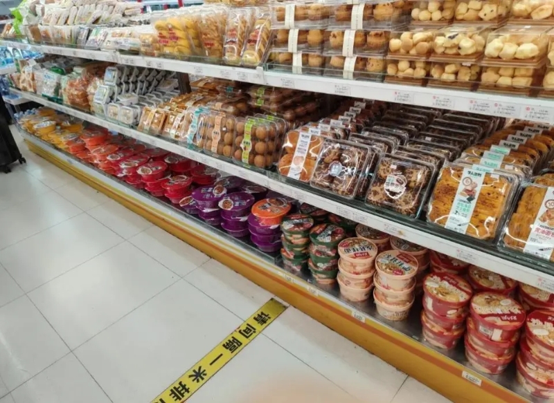 網友發帖附圖稱，廣州東站全面下架泡面。