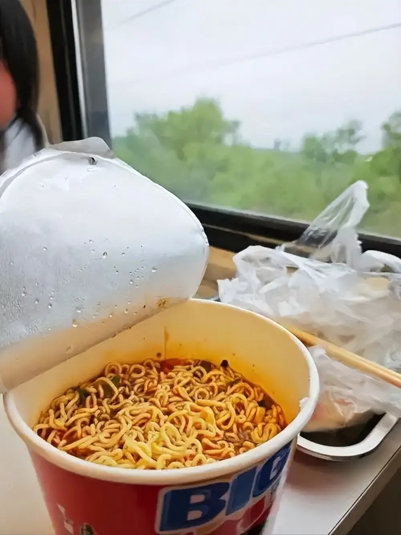 內地過去發生不少高鐵上泡面發出較重氣味的爭議事件。