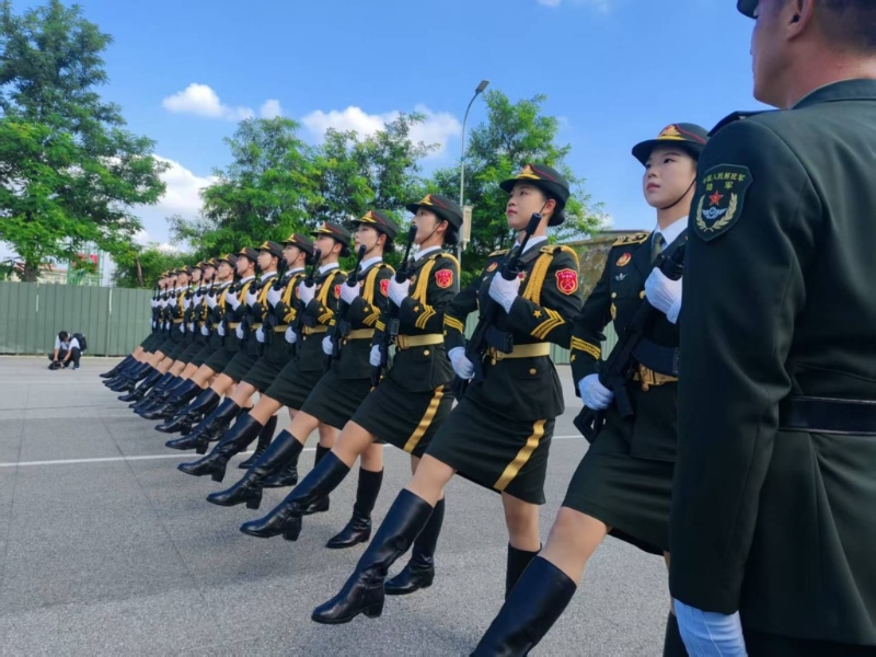 教官要求受閱官兵的每個動作和表情都要做到無可挑剔。