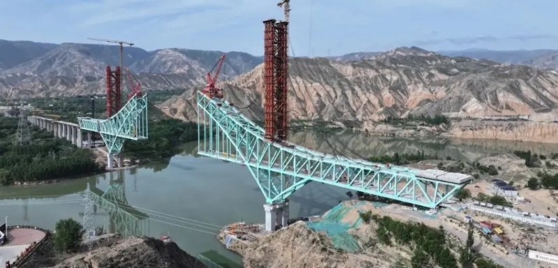 施工中的尖扎黃河特大橋。