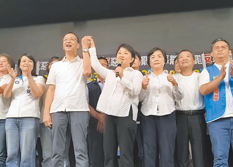 國民黨主席朱立倫（左三）點名要臺中市長盧秀燕（右四）接棒，圖為17日造勢活動，盧拉起朱的手，稱贊朱這幾年表現有目共睹。