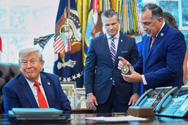 美國總統特朗普26日表示，他將在“大約一周內”把國防部的名稱改回過去的“戰爭部”。