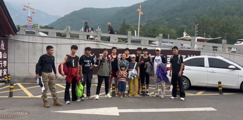 有陪爬員是在校大學生，假期兼職泰山陪爬。