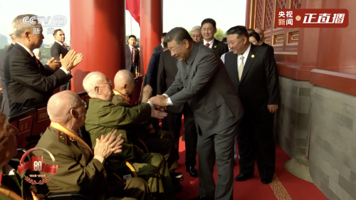 習近平與天安門城樓觀禮席的抗戰老兵親切握手