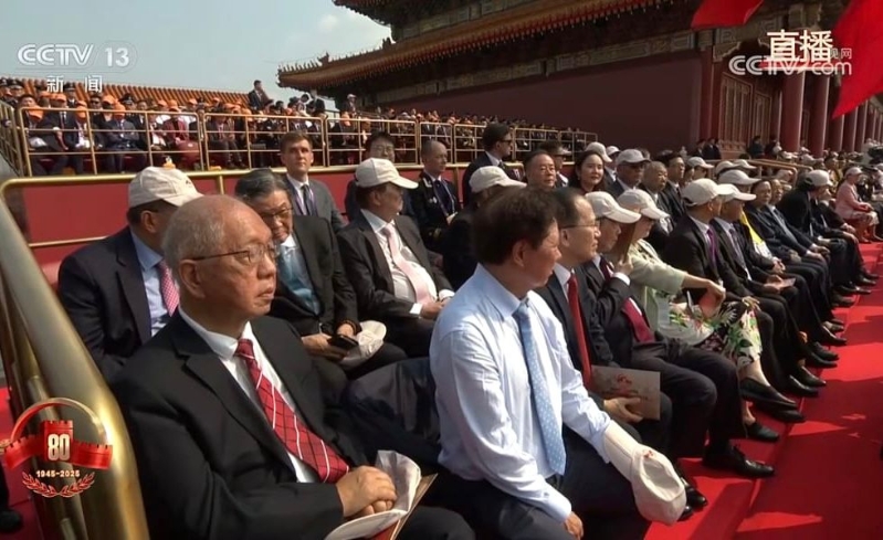 丘成桐（左一）