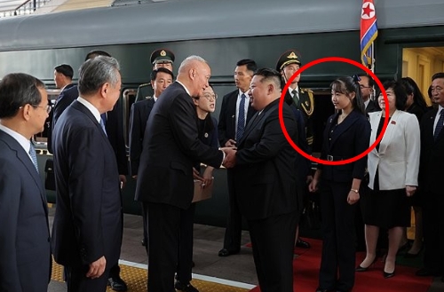金正恩攜女兒金主愛（紅圈）訪華。