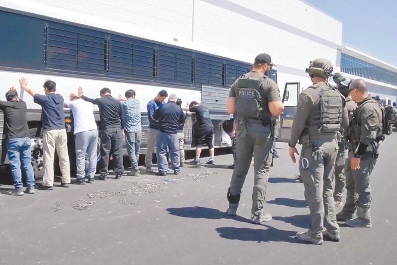 美國移民局提供的視頻顯示，現代汽車集團電動汽車工廠員工4日被捕情形。