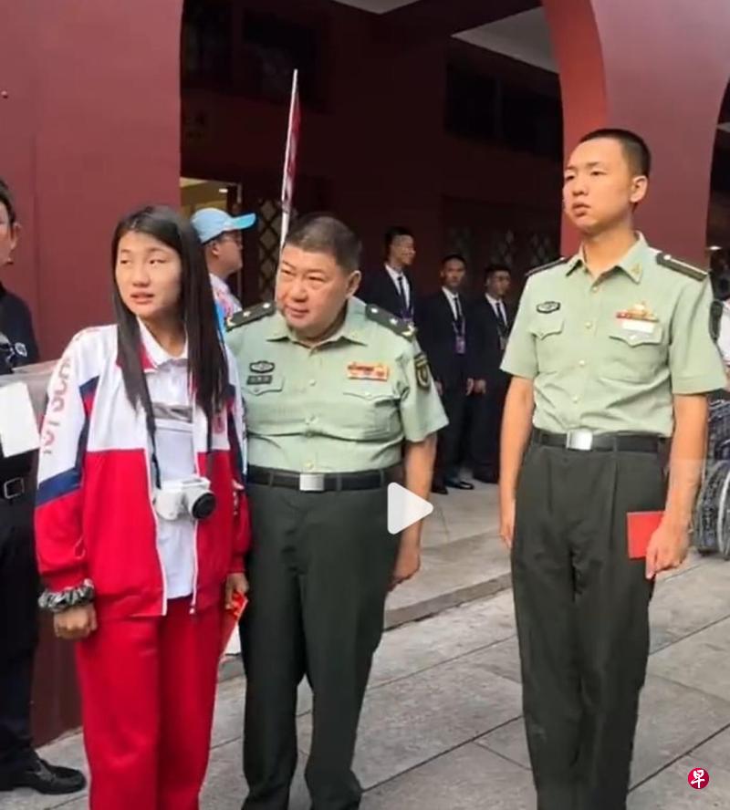 毛新宇(中)星期三(9月3日)攜家人到北京天安門 毛新宇(中)星期三(9月3日)攜家人到北京天安門