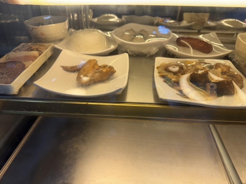 柯文哲今天在看守所享用的最后一餐也曝光，他中午吃沙茶牛肉，搭配炸飛魚卵香腸、鹵里肌大排，還有魚丸湯，可以說是色香味俱全。