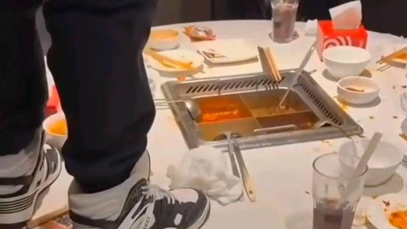 兩酒醉少年向上海分店火鍋小便