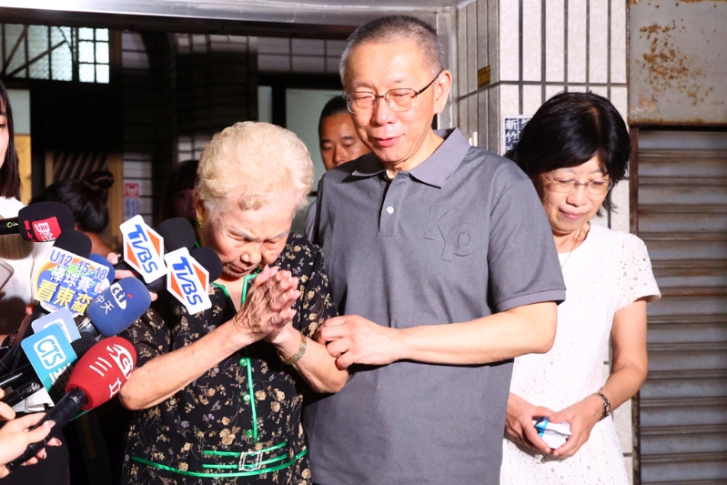 柯文哲（中），左為柯文哲媽何瑞英，右為柯文哲妻子陳佩琪。