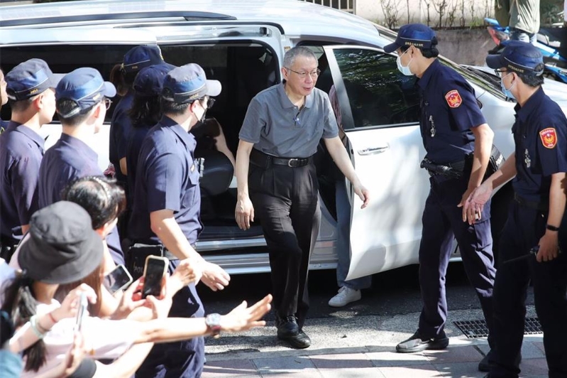 柯文哲在支持者加油聲中抵達北院。