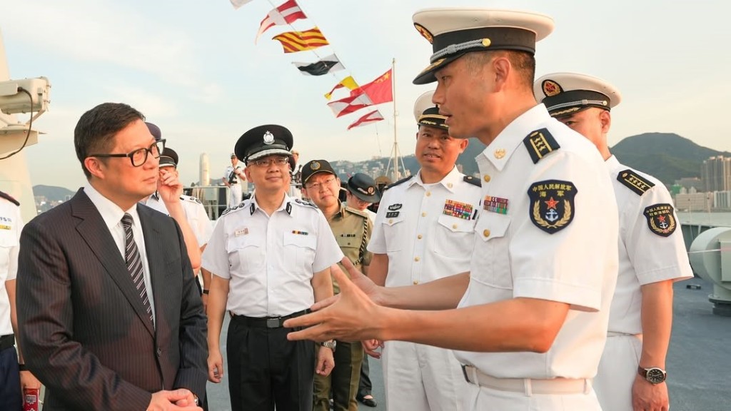 鄧炳強伙紀律部隊首長登艦交流 鄧炳強伙紀律部隊首長登艦交流