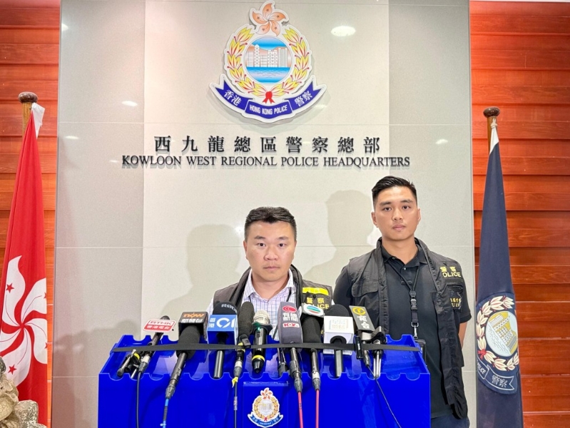 西九龍總區刑事總部（行動）警司賈錦琳（中）及重案組第4B隊高級督察吳彥（右）交代案情。