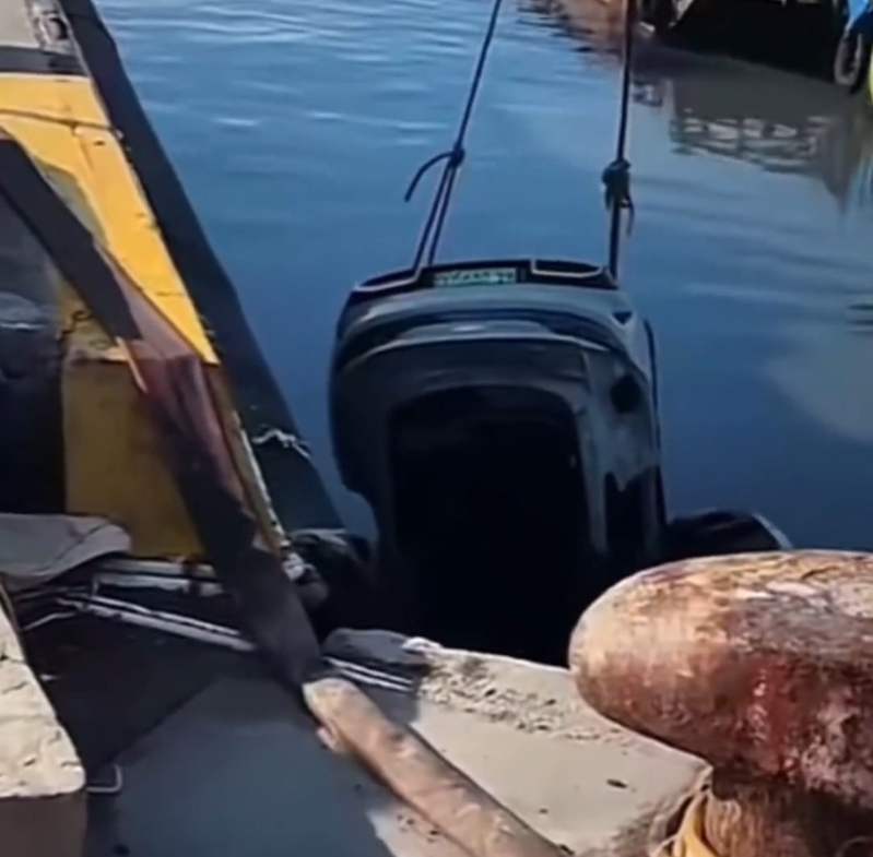 肇事車輛由吊臂打撈上岸。