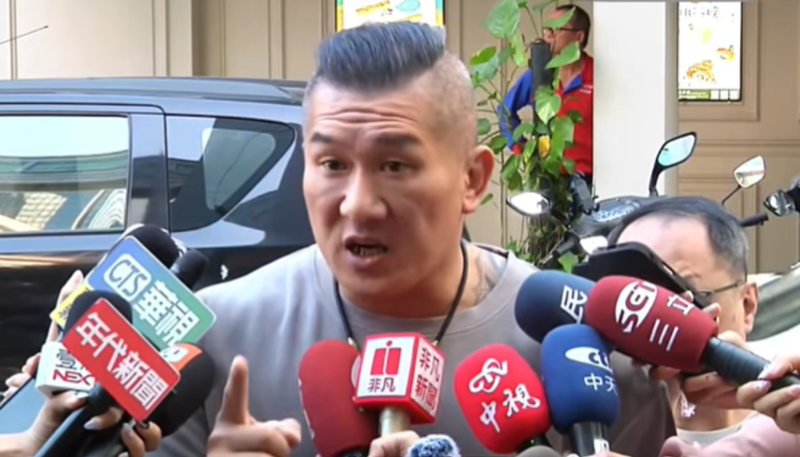 陳之漢現身刑事局。