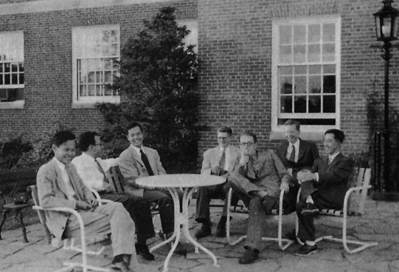 1952年秋楊振寧等物理學家于普林斯頓高等研究院