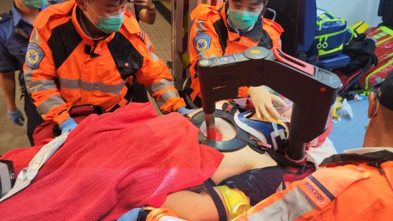 機管局巡邏車司機滿頭鮮血送院不治。