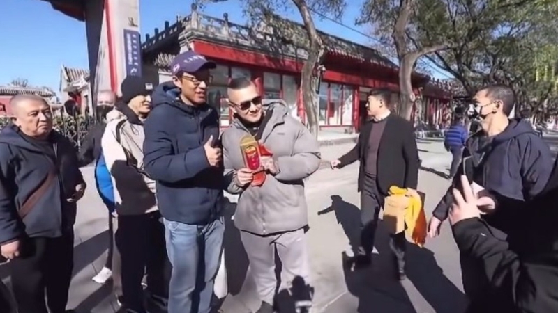 臺灣網紅“館長”陳之漢到訪北京，在街頭與民眾合照。