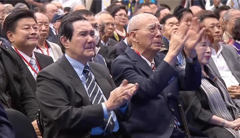 前臺領導人馬英九（左）與前主席吳伯雄（右）。