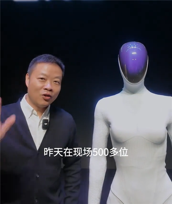 小鵬Iron機器人走路被質疑是真人 里面還穿著內褲！何小鵬脫衣展示