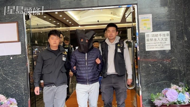 帶走一名被捕人 帶走一名被捕人